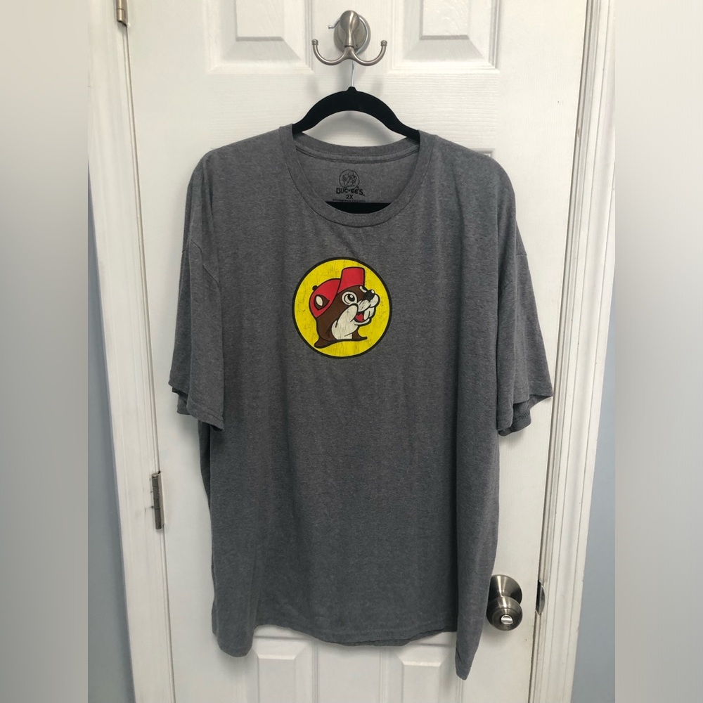 Buc-ees Gray Graphic T-shirt size 2XL Red Truck Back Hit Unisex Logo